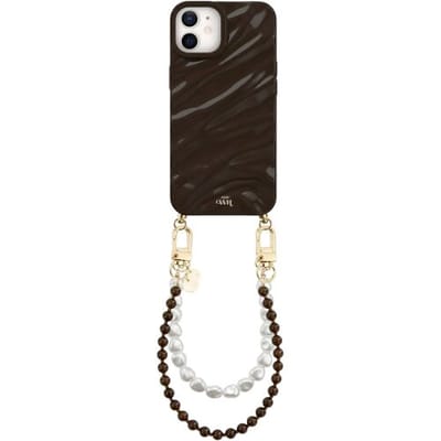 xoxo Wildhearts Brown Glaze telefoonhoesje met koord - geschikt voor iPhone 12 - Brown Sugar & Pearls - Dream hoesje met telefoonkoord - Glimmende silicone case met plooien - Kralenketting gecombineerd met korte parelketting - Bruin