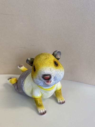 Polyesin beeld "hamster liggend" - hoogte 11 x 17 x 7 cm - Voor binnen of buiten - meerkleurig - Woonaccessoires - Woondecoraties - Tuinaccessoires - Tuindecoraties