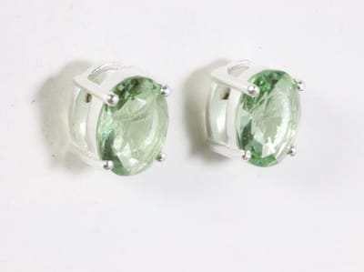 Zilveren oorstekers met groene amethist