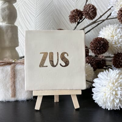 Hartjespost | Tegeltje Zus mat wit, goud | schoencadeautjes sinterklaas | tegeltjes met tekst | spreuktegel | tegeltjeswijsheden | Christmas | Xmas | kerstmis | zussen | zusje | familie | liefde | goud | alles is liefde | 10x10