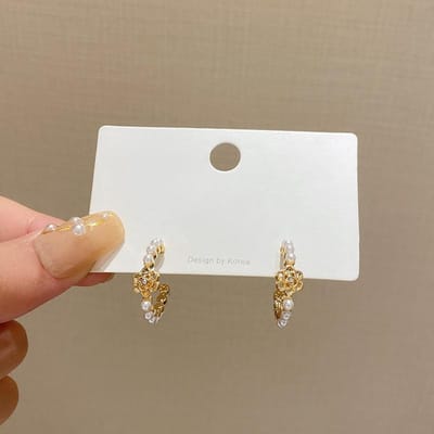 Elegante Parel C-vormige Druppeloorbellen voor Vrouwen Gouden Kleur Uitgesneden Camelia Bloemen Hangende Oorbellen Eenvoudige Feestjuwelen white
