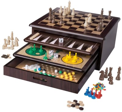 Playtive 10-in-1 houten spellencollectie, in een robuuste houten doos - Grote speldoos - Aantal spelers: 1 t/m 6 - Inhoud: Schaken, Dame, Backgammon, Mancala, Tic-Tac-Toe, Sterrenhalma, Slangen & Ladders, Ludo (Pachisi), Solitaire, Dobbelspel