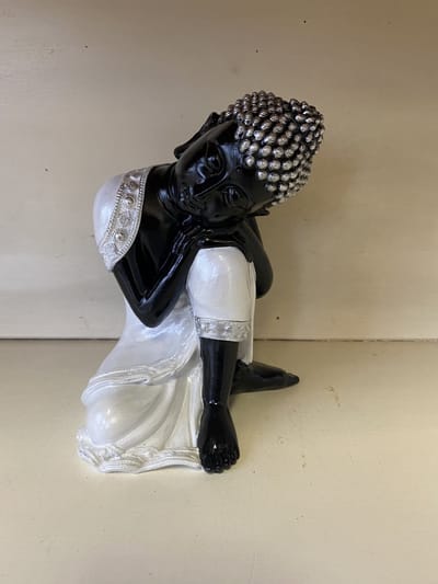 Decoratieve Boeddha zittend - wit + zwart + zilver - hoogte 16 cm x 14 x 11 cm - polyresin - Woonaccessoires