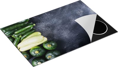 Chefcare Inductie Beschermer Courgettes op Zwarte Marmer - Groente - 80x50 cm - Afdekplaat Inductie - Kookplaat Beschermer - Inductie Mat