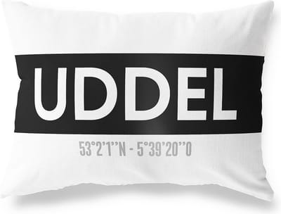 Tuinkussen UDDEL - GELDERLAND met coördinaten - Buitenkussen - Bootkussen - Weerbestendig - Jouw Plaats - Studio216 - Modern - Zwart-Wit - 50x30cm