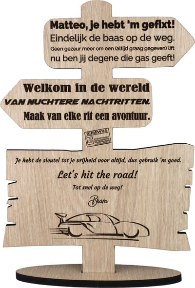 Wegwijzer rijbewijs - houten wenskaart - kaart van hout - geslaagd rijexamen - gepersonaliseerd - 17.5 x 25 cm