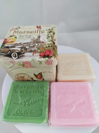 Metalen zeepblik vierkant met opdruk Marseille met 3 gastenzeepjes - Vintage voorraadblik - Franse handzeep - Marseille zeep Marseillezeep
