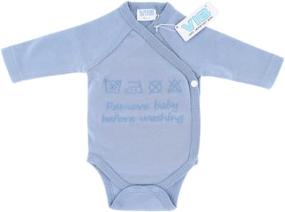 VIB® - Overslag romper 'Remove baby before washing' dusty blue (0-3 m) - Babykleertjes - romper - rompertjes - rompertjes met tekst - baby cadeau - baby aankondiging - overslagromper