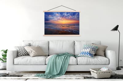 Posterhanger incl. Poster 150x100 cm - Schoolplaat - Zee - Zon - Kleuren - Textielposter - Blanke latten