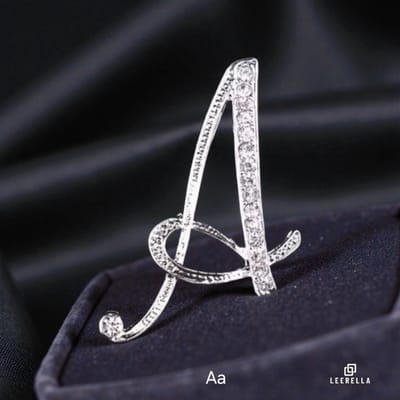Luxe Strass | A | Letter Broche Zilverkleurig met Zirconia Steentjes – Unisex Cursieve Initialen Pin Diverse Maten Voor Heren & Dames