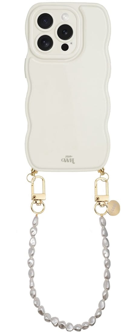 xoxo Wildhearts Glossy Wavy Cord Case Beige - Geschikt voor iPhone 13 Pro - Pearlfection - Kort koord - Glimmend telefoonhoesje met golven - Hoesje met koord - Parelketting - kort telefoonkoord - Beige / Crème hoesje - Korte variant koord