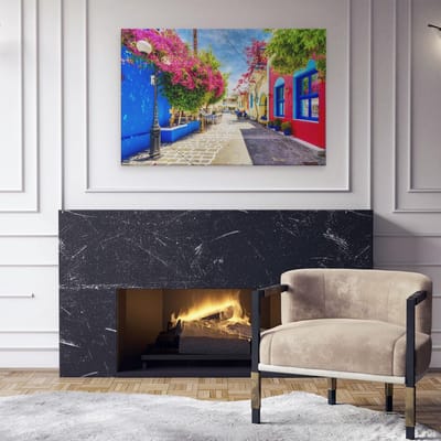 Artaza Canvas Schilderij Straatje Griekenland - 90x60 cm - Wanddecoratie Bougainville - Muurdecoratie Mediterraans - Schilderijen Op Canvas
