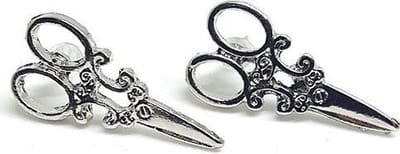 Schaar oorbellen kleur zilver, leuk voor kapper