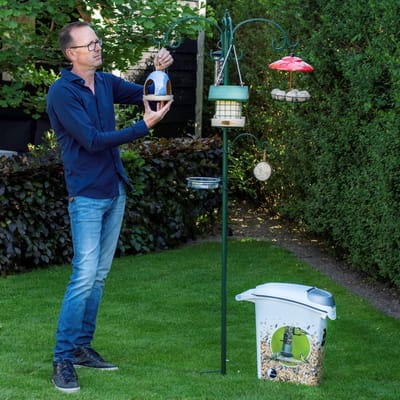 CJ Wildlife Vogelvoederstation met Grondpaal - Meerdere haken voor o.a. Voedersilo, Vetbolhouder of Pindasilo - Inclusief Voederbakje & Waterschaaltje - Groen