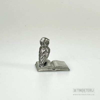 Uil op boek - wijze uil - Geslaagd - cadeau student - miniatuur uil - uniek en handgemaakt - beeldje uil