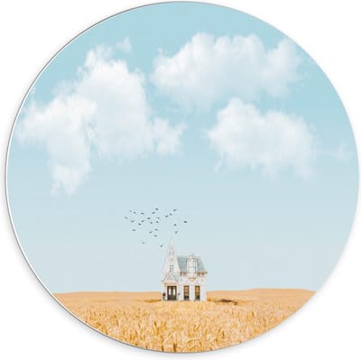 Forex Wandcirkel - Eenzaam Huisje onder Wolkjes - 70x70cm Foto op Wandcirkel (met ophangsysteem)