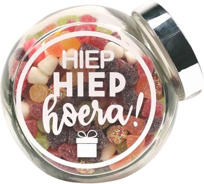 Snoeppot verjaardag, met tekst "Hiep Hiep Hoera" gevuld met tum tum