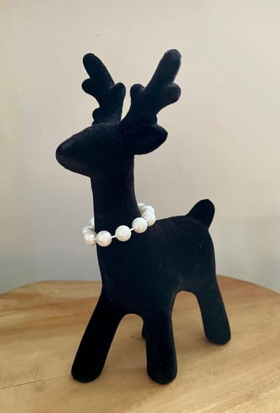 Hert Zwart met Parelketting - 18 cm Hoog - Beeld - Kerst - Kerstmis - Rendier - Kerstmis - Christmas - December - Winter - Herfst - Decoratie - Deco - Decoratief - Sfeer - Interieur - Wonen - Woonaccessoires - Woonaccessoire - Inrichting - Living