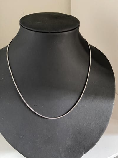 Zilverkleurig collier| Make up | Parfum | Moederdag | Verjaardagscadeau| Cadeautje| Valentijnsdag| Kado | sieraden | vaderdag | oorbellen | oorsieraden