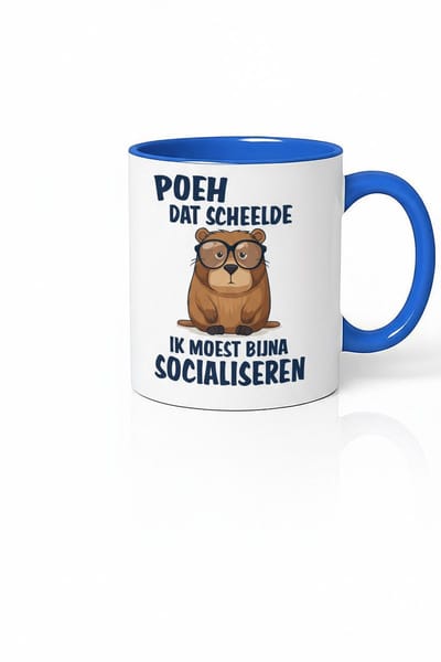 “Poeh Dat Scheelde – Ik Moest Bijna Socialiseren” 330ml Wit met Blauwe Koffiemok – Grappige Introverte Bever – Leuk Cadeau Idee