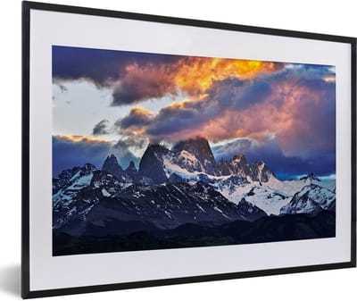Fotolijst incl. Poster - Besneeuwde bergtoppen in Patagonië in de wolken - 60x40 cm - Posterlijst