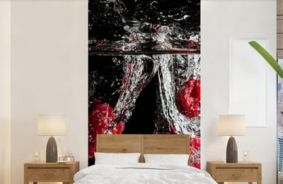 Behang - Fotobehang Frambozen - Fruit - Stilleven - Water - Zwart - Rood - Breedte 120 cm x hoogte 240 cm