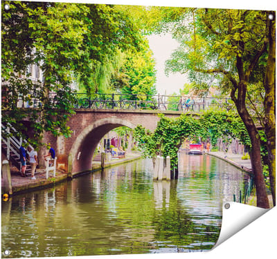 Gards Tuinposter Dichtbegroeide Brug op de Oudegracht in Utrecht - 100x80 cm - Tuindoek - Tuindecoratie - Wanddecoratie buiten - Tuinschilderij