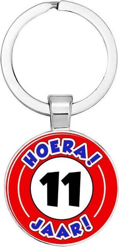 Akyol - Hoera 11 jaar Sleutelhanger - Verjaardag - Jarige job - Leuke kado voor iemand die bijna jarig is - 2,5 x 2,5 CM