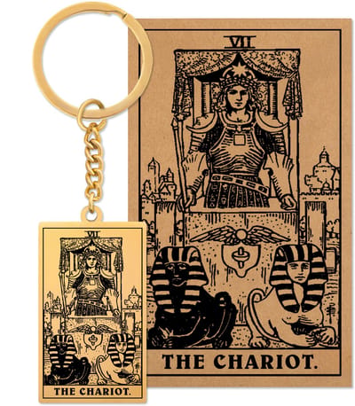 Tarot Sleutelanger VII: De Zegewagen / The Chariot - Op Cadeau Kaartje - Goudkleurig Stainless Steel - Grote Arcana uit Rider-Waite Geïnspireerd - Pax Amare