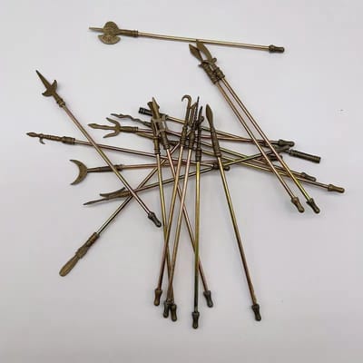 MGM Trading - Set van 18 antieke wapenminiatuur - Metalen verzamelbare figuurtjes voor geschiedenisliefhebbers en decorateurs, veelzijdige binnen/buiten display, zonder elektriciteit, voor verschillende soorten kamers
