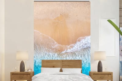 Behang - Fotobehang Strand - Zee - Zand - Zomer - Blauw - Golven - Breedte 170 cm x hoogte 260 cm