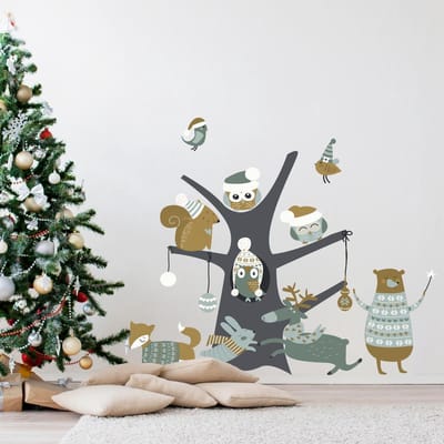 Kerststicker: De magische boom van bosdieren - Kerststickers - Feestelijke decoraties - 70x105cm