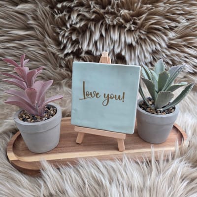 Robuust wenstegeltje - Love You! – Romantische Decoratietegel met Tekst – Perfect Cadeau voor Liefde, Valentijn en Jubileums - Trendy nu - 10x10 - Valentijnsdag - Verliefd – Liefde – Decoratief Tegeltje met Standaard – Cadeau Idee