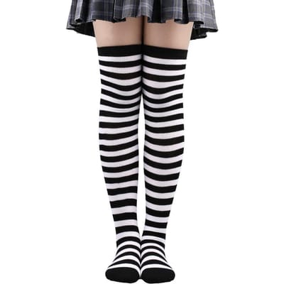 1 paar zwart-wit gestreepte kniehoge damessokken in Japanse stijl, geschikt voor dagelijks gebruik en feestdagen. One Size black