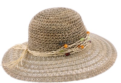 Herman hoed met brede rand, gemaakt van natuurlijk zeegrasstro en afgewerkt met een riem van raffia en parels.