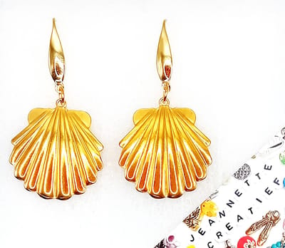 Jeannette-Creatief® - Beach - Oorbellen Goud RVS Jacobsschelp Schelpen Oorhaakjes RVS Goud - Oorbellen - Oorhangers - Schelpbedels - Oorbellen met Schelpen - Oorhangers - Strandsieraden - Ibizachic - Bohemien - Shell - Boho Chic – Mermaidcore
