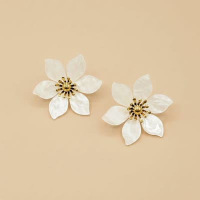 Dames Bloem Oorbellen met Parelmoer Effect – Goudkleurige Statement Oorbellen RVS 4 cm