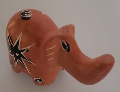 Nog meer sfeer in uw woonomgeving met deze prachtig handgemaakte mini olifant! Een bijzondere olifant gemaakt van speksteen, een zachte natuursteen. Vind een gezellig plekje in je huis, serre/tuinkamer of de werkkamer. Voor uzelf of als cadeau.