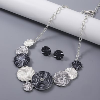 Set - Ketting met oorbellen - Zilverkleurig - Ronde schelp vorm in Multi kleur die bij vele zomers outfit zal passen.