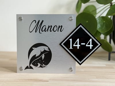 Naambordje / huisnummer voordeur | Dolfijn | 20x28cm | rvs-look | Huisnummerbord | RVS afstandhouders