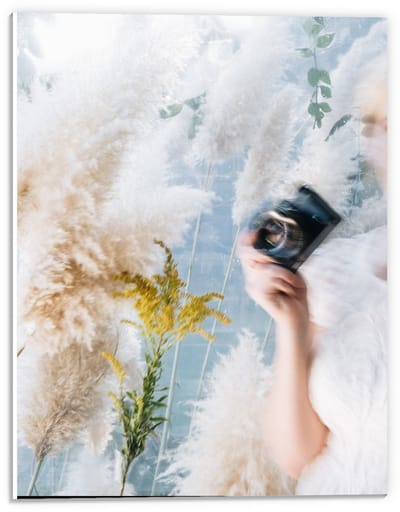 Forex - Schildering van Vrouw met Camera en Planten  - 30x40cm Foto op Forex