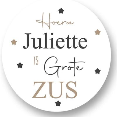 20x Sluitsticker Hoera `Naam` is grote Zus - Beige - 40 mm - Geboorte Sticker - Sluitzegel - Sticker Geboortekaart Meisje - Baby nieuws - Trakteren Broer Zus Basisschool Kinderdagverblijf - Glossy - Sluitzegel - Wensetiket - RoNa Design