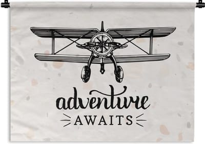 Wandkleed - Wanddoek - Spreuken - Quotes - Adventure awaits - Reizen - 120x90 cm - Wandtapijt