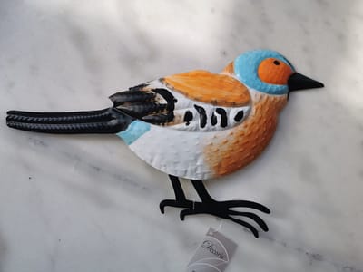 Metalen grote vogel met handige ophanglus in zomerse kleuren, kunstig bewerkt en met de hand geschilderd om je terras of balkon te versieren