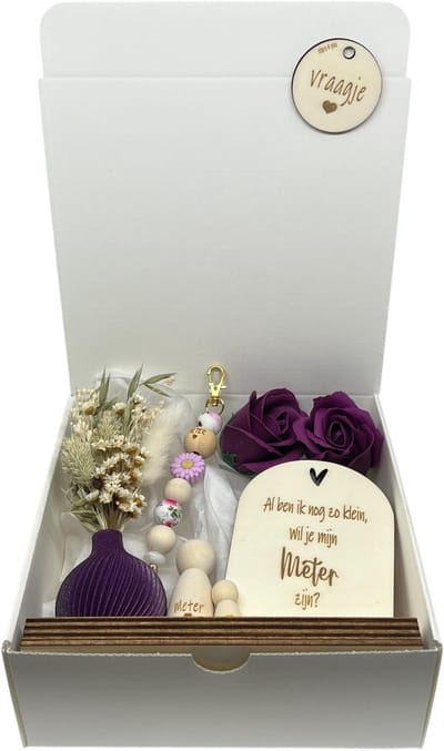 Geschenkbox Wil jij mijn METER zijn? | paars | 3D vaasje | houten poppetjes | sleutelhanger | droogbloemen | meter vragen | meter worden | peettante vragen | peettante worden | cadeau | doosje met een vraag