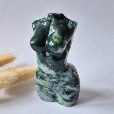 Mosagaat vrouwenbeeldje 8 cm (#29) – handgeslepen edelsteen carving
