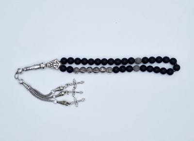 Handgemaakte naam tasbih 33 Kralen Natuursteen “Mat zwart onyx” - met metaal tassel “ Kruis"- Met je naam of de naam van uw geliefde- 8 mm diameter van de korrel