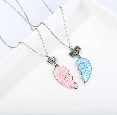 Akyol - Best Friends - 2 Leuke Vriendschapskettingen -vriendinnen ketting -bff cadeau -best friends cadeau- Roze & Blauwe Hartjes - Best Friends – bff – twee delige ketting – hartje – samenvoegen – blauw – roze – vriendschap – Friends