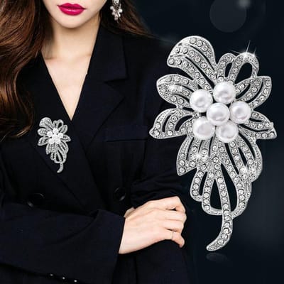 Eenvoudige En Veelzijdige Parel Bloem Zilveren Broche Dames Trui Luxe Strass Kristal Corsage Speld white