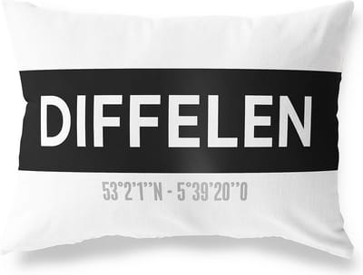 Tuinkussen DIFFELEN - OVERIJSSEL met coördinaten - Buitenkussen - Bootkussen - Weerbestendig - Jouw Plaats - Studio216 - Modern - Zwart-Wit - 50x30cm